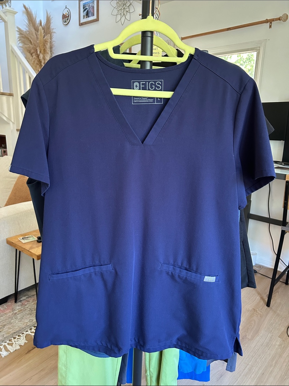 Figs Casma Three-Pocket Scrub Top. Size large.